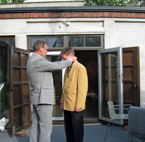 ... sätter den på tillträdande presidenten Mats Lindholm...