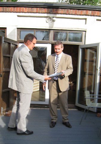 Past president Ulf Sjöblom överlämnar det traditionella silverfatet.