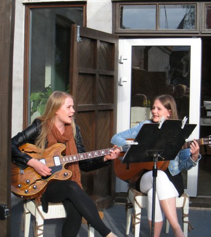 Systrarna Sara och Sofia Selenius sjöng och spelade för  festdeltagarna.