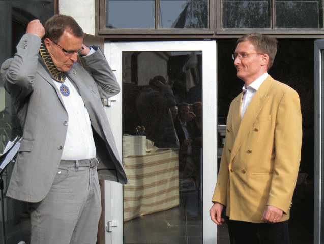 Avgående presidenten tar av sig kedjan...